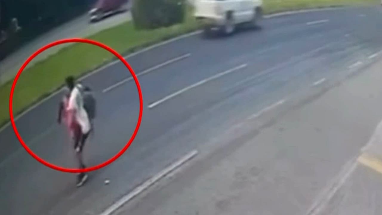 Acto de heroísmo: Joven mexicano se vuelve viral tras salvar a una niña de ser atropellada