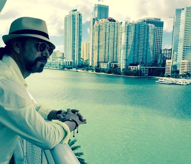 En 1999 "El Buki" presentó su disco "Trozos de mi alma", en el que interpretó temas de su autoría que había distribuido en la voz de Enrique Iglesias, Olga Tañón, Rocío Dúrcal, entre otros.