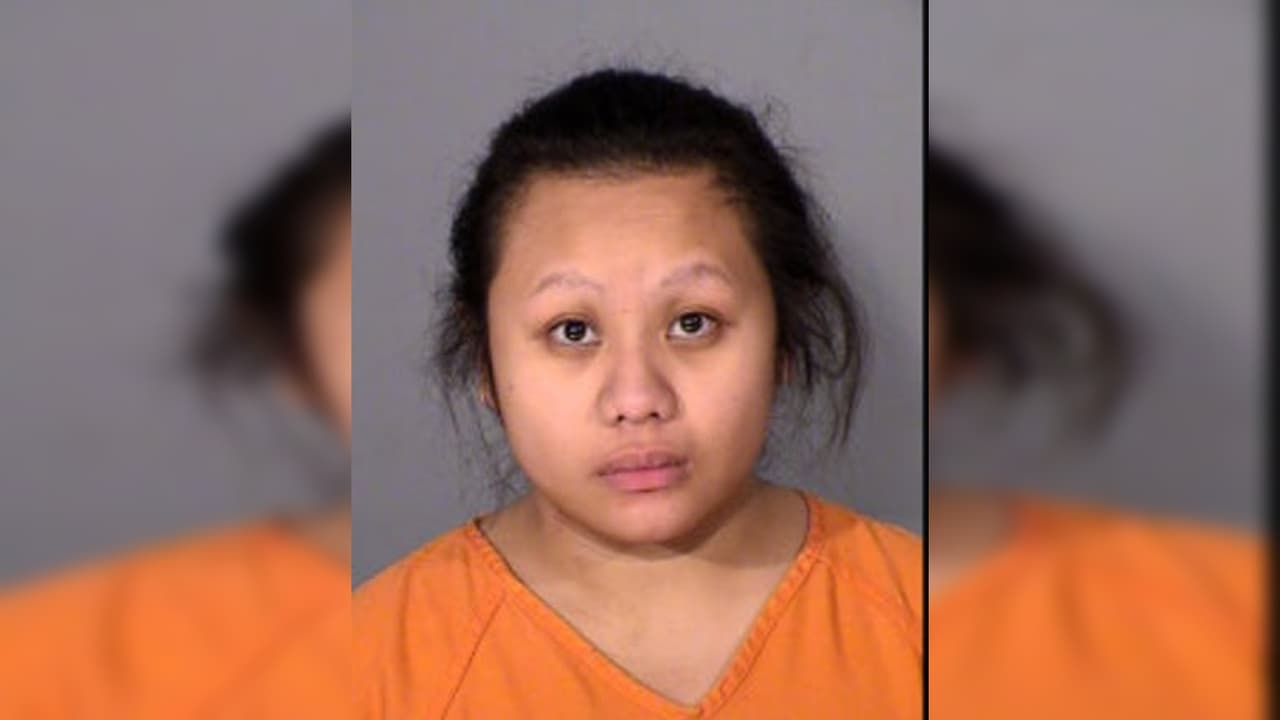 Mujer es acusada de asesinar a golpes a su hija de 2 años por despertar a otro bebé