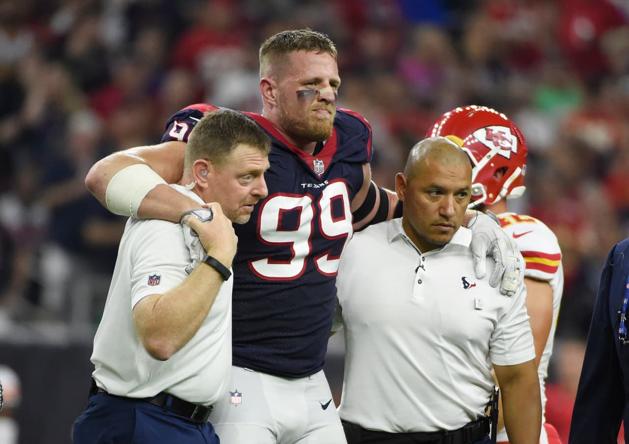 <b>J.J. WATT – DE, Houston Texans</b>
<br>La historia del tres veces Defensivo del Año es muy peculiar. En enero de 2016 entró a cirugía de ingle, luego se perdió casi toda la campaña pasada por otra en la hernia discal. Tras recuperarse, quedó listo para esta temporada pero volvió a caer. Se lastimó la rodilla contra Kansas City y no puede jugar por fractura en la meseta tibial. Una desgracia.