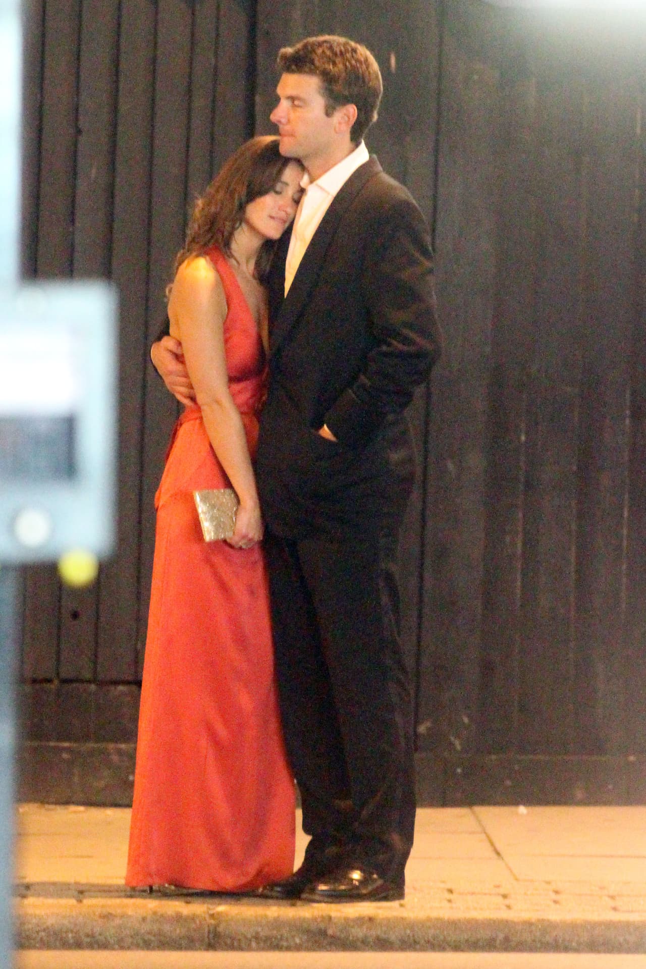 A su salida, a las 4.30 de la mañana, esperaban un taxi y ella se recargó contra su hombro.