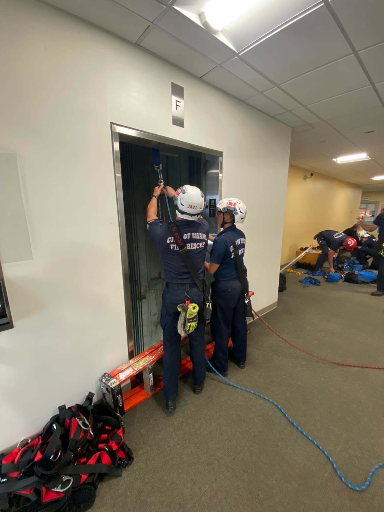 Según explicaron los bomberos de Miami, el único acceso al ascensor estaba tres pisos más arriba.