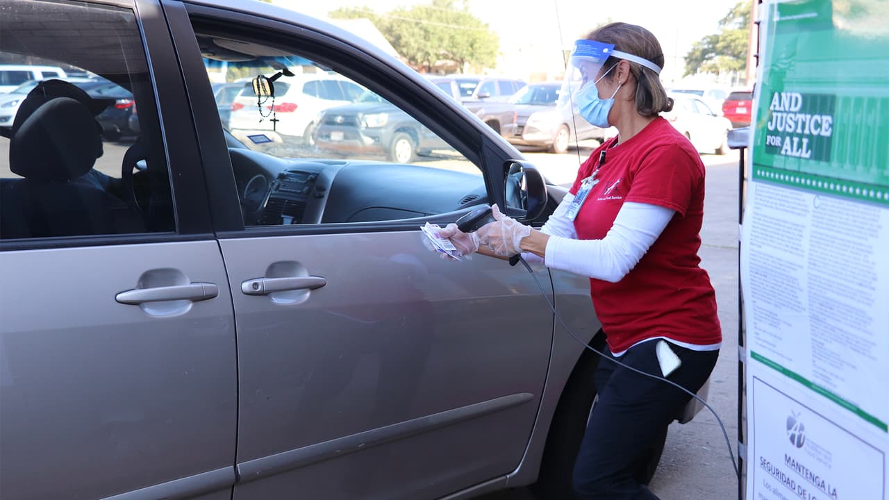 El 
<a href="https://www.univision.com/local/houston-kxln/asi-se-ha-preparado-el-distrito-escolar-de-katy-para-el-inicio-del-nuevo-ano-escolar-este-miercoles-video">Distrito Escolar de Katy</a> inició este miércoles 19 de agosto la distribución de comidas a los estudiantes que lo necesiten.