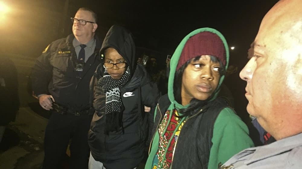 Autoridades desalojan a un grupo de madres de una vivienda ilegalmente ocupada en Oakland