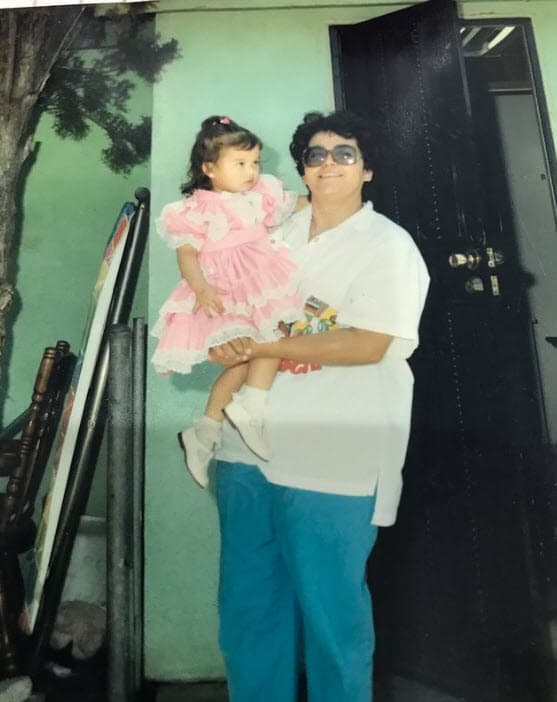 La matriarca de los Rivera colgó esta foto de antaño en la que aparece abrazando a Chiquis cuando era una niña. También le dedicó un mensaje, pero omitió un detalle: no la mencionó por su nombre. 
<br>