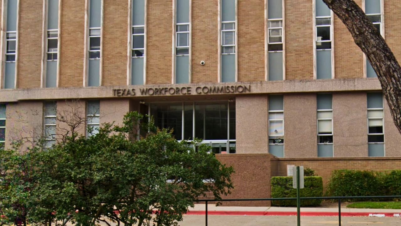 <h3 class="cms-H3-H3">¿</h3>
<h3 class="cms-H3-H3">Qué es la Texas Workforce Commission (TWC) y cómo ayuda? </h3>
<br>
<br>Es la institución estatal que
<b> maneja el seguro de desempleo y coordina más de 170 oficinas conocidas como Texas Workforce Solutions</b>.
<br>
<br>Allí puedes encontrar
<b>vacantes, asesoría gratuita, talleres de preparación laboral y programas de capacitación</b>.
<br>
<br>Teléfonos clave:
<br>
<b>Línea de desempleo (TeleCenter): </b>800-939-6631
<br>
<b>Sistema automatizado Tele-Serv (24/7):</b> 800-558-8321