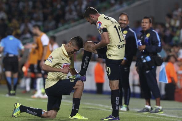 Su primer gol con el América se produjo en ese torneo Bicentenario en Cuartos de Final ante el Toluca, las Águilas fueron eliminadas pero Miguel Layún conoció por vez primera lo que significa marcar un gol con la playera amarilla, en ese entonces dirigido por Jesús Ramírez. Miguel Layún emigra como héroe a Europa sin embargo su carrera es digna de una película motivacional, no te pierdas los 10 momentos de Miguel Layún.