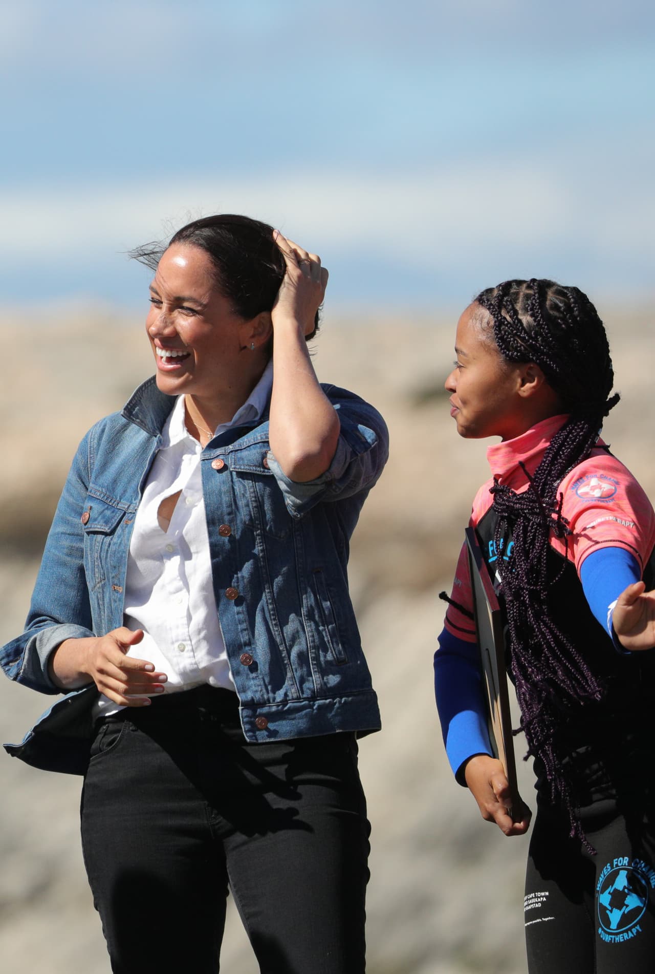 Como parte de las actividades que tuvieron con Waves for Change, 
<b><a href="https://www.univision.com/shows/el-gordo-y-la-flaca/los-momentos-mas-curiosos-del-principe-harry-y-meghan-markle-por-australia-granjeros-mojados-y-mas-video" target="_blank">la duquesa compartió abrazos y bromas</a></b> con los jóvenes.