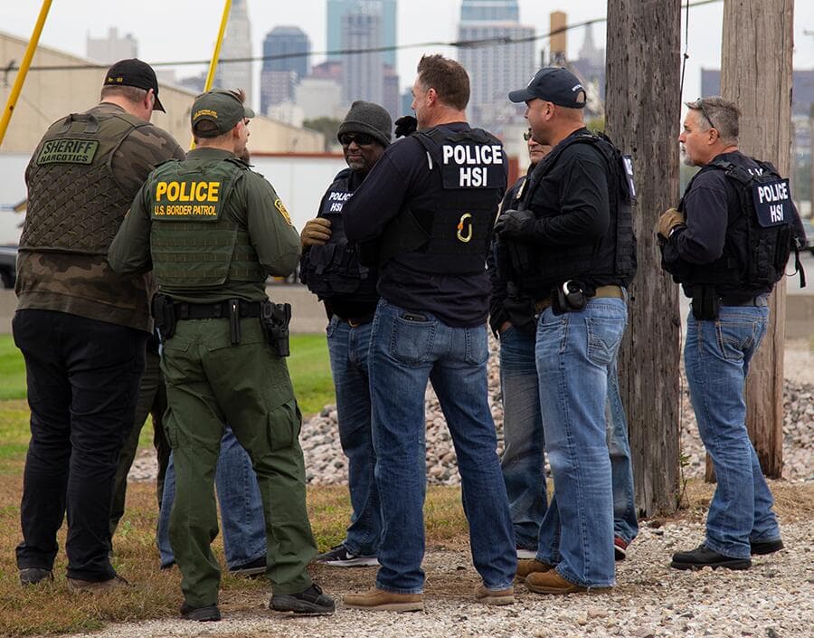 ¿Qué hace la Patrulla Fronteriza justo en el centro de EEUU (lejos de México y Canadá)?