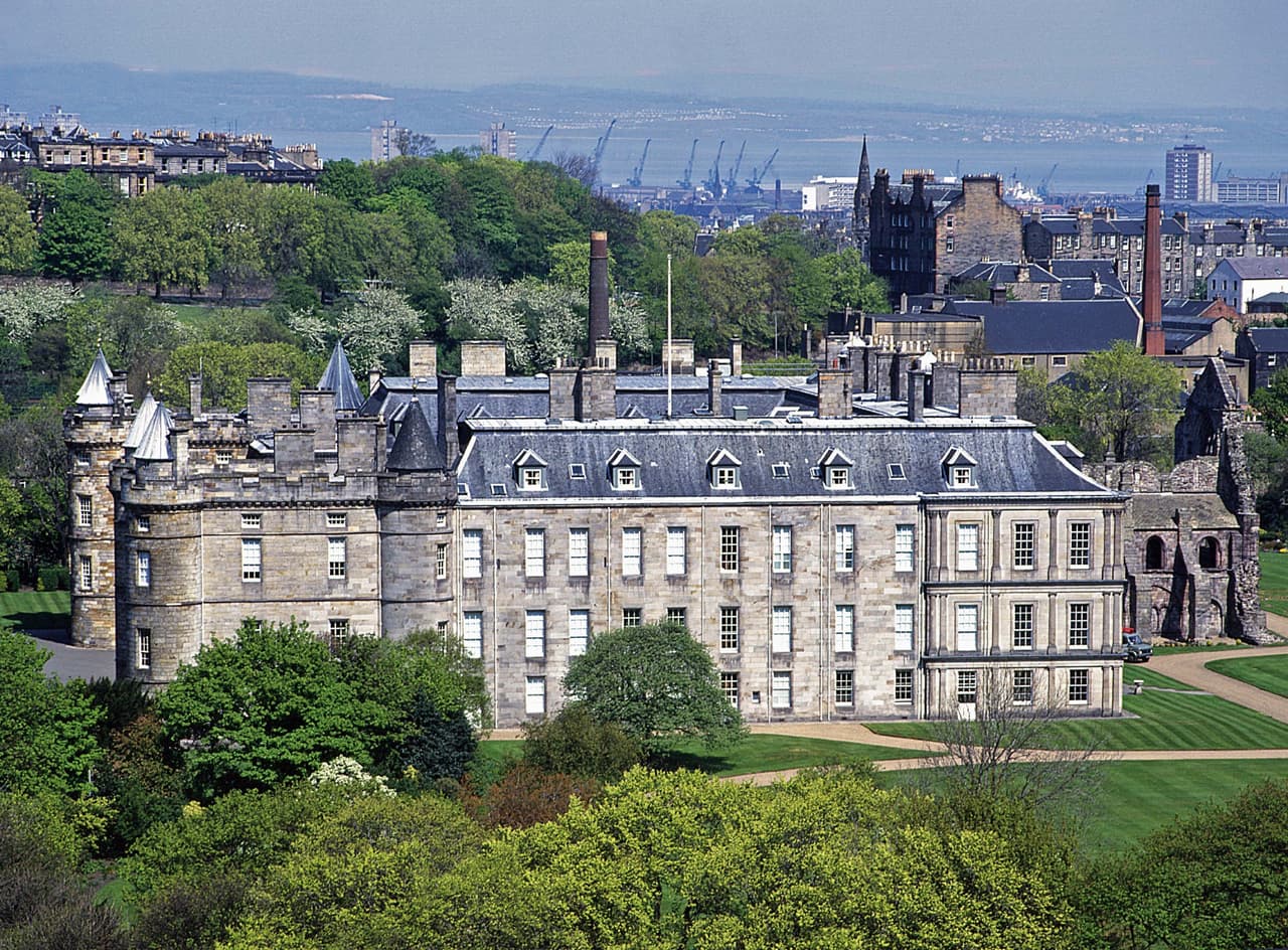 Palacio de Holyrood 
<br> Esta propiedad ha servido como la principal residencia de los reyes y reinas de Escocia desde el siglo XV. Es la residencia oficial de la reina Isabel II en verano. Es un lugar misterioso lleno de pasadizos secretos, túneles y sótanos.