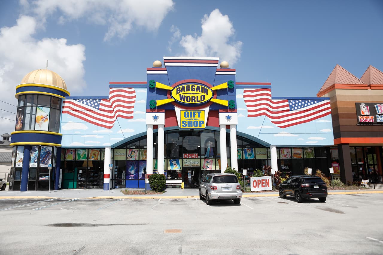 Además de la reservación confirmada, los visitantes deberán tener un registro en el estacionamiento vinculado a una cuenta donde deben figurar los nombres de todos los miembros del grupo. En la foto, una tienda de regalos abierta cerca del complejo de Disney en Lake Buena Vista.
<br>