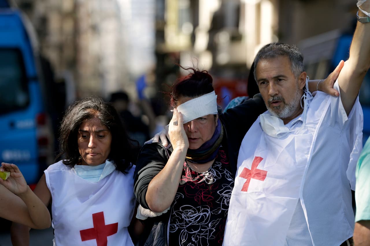 Más de un centenar de personas resultaron heridas y decenas fueron detenidas el lunes durante violentos enfrentamientos entre la policía y manifestantes que rechazan una controvertida reforma de las jubilaciones y pensiones que el oficialismo impulsaba en el Congreso para reducir el déficit fiscal.