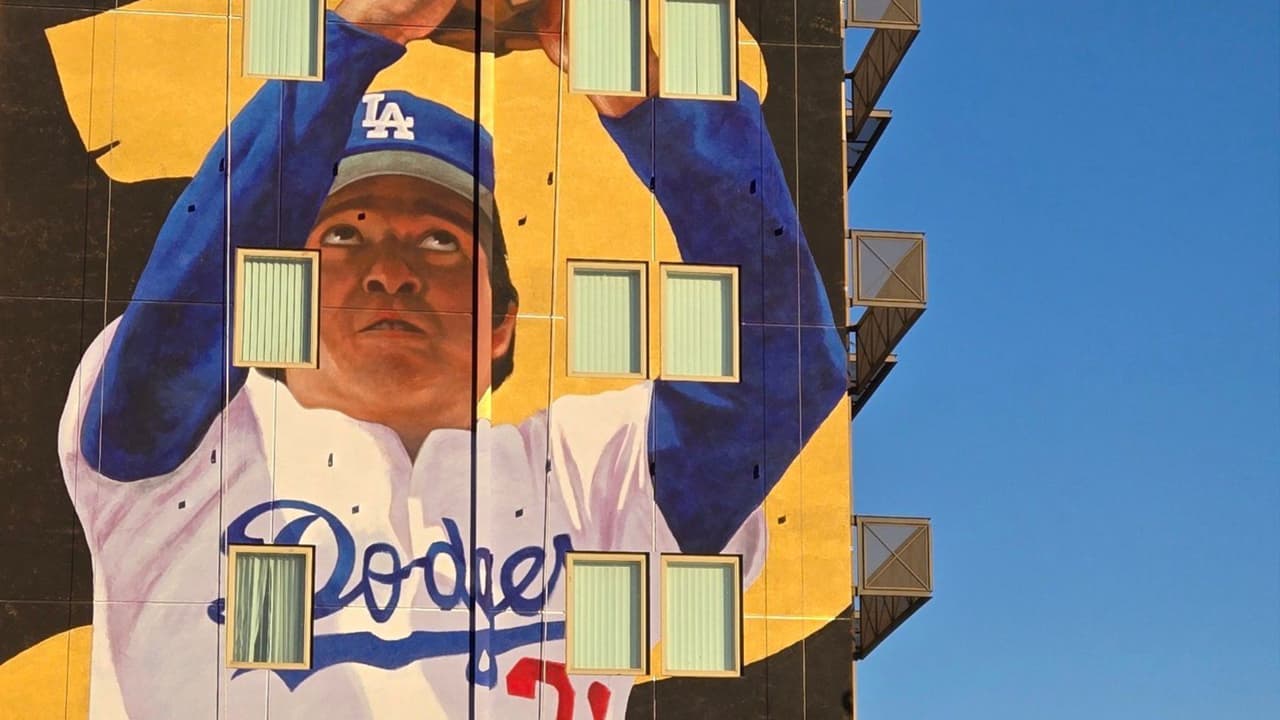 En honor a 
<b>Fernando Valenzuela, la ciudad de Los Ángeles develó un mural</b> de seis pisos en Boyle Heights, conmemorando su legado como uno de los Dodgers más queridos y un campeón del béisbol. La obra, ubicada en un lugar simbólico en la entrada de la autopista 101, busca destacar la inspiración que Valenzuela brindó a la comunidad latina a lo largo de su carrera.