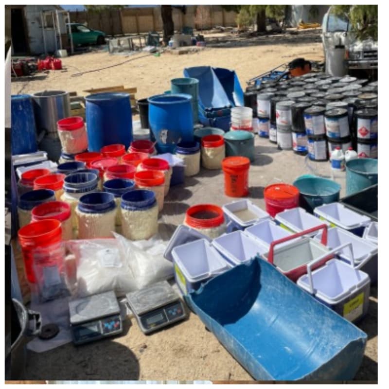 Se incautaron 1,000 libras de metanfetamina que se encontraba en el laboratorio en un área rural de la zona de Neenach/Rosamond del Condado de Kern.