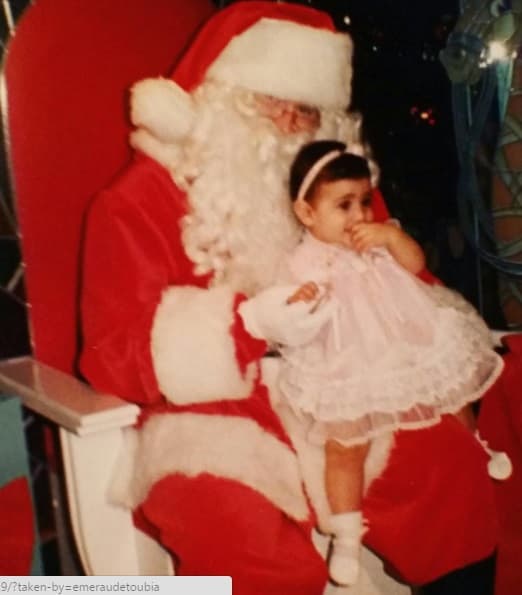 Así es, esta pequeñita es Emeraude cuando tenía sus primeros añitos, muy feliz con Santa.