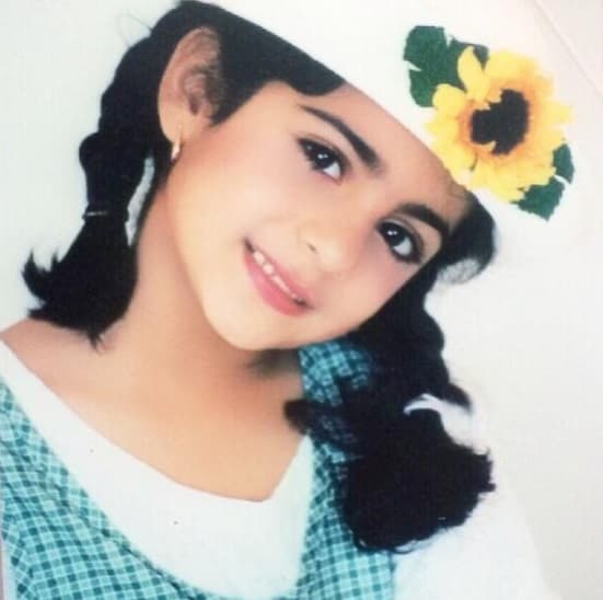 Esta es otra de las fotos de su infancia, Emeraude sí que tenía todo el estilo aun siendo pequeña.