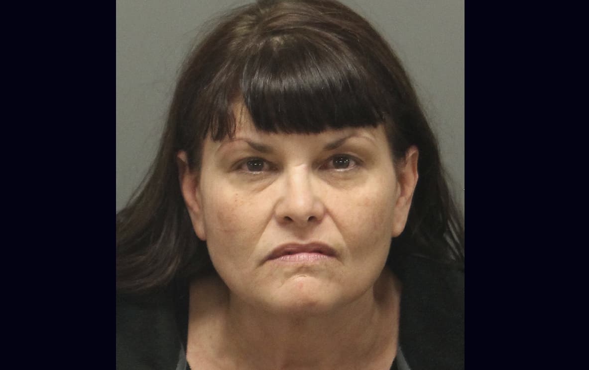 Policía de Zebulon se dispara accidentalmente mientras es arrastrado por auto de sospechosa que pretendía detener