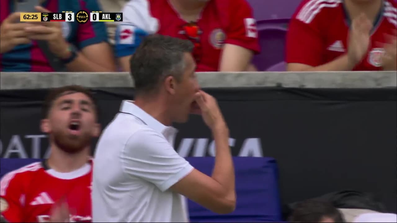 Orkun Kokçü encara al técnico del Benfica tras ser sacado del partido