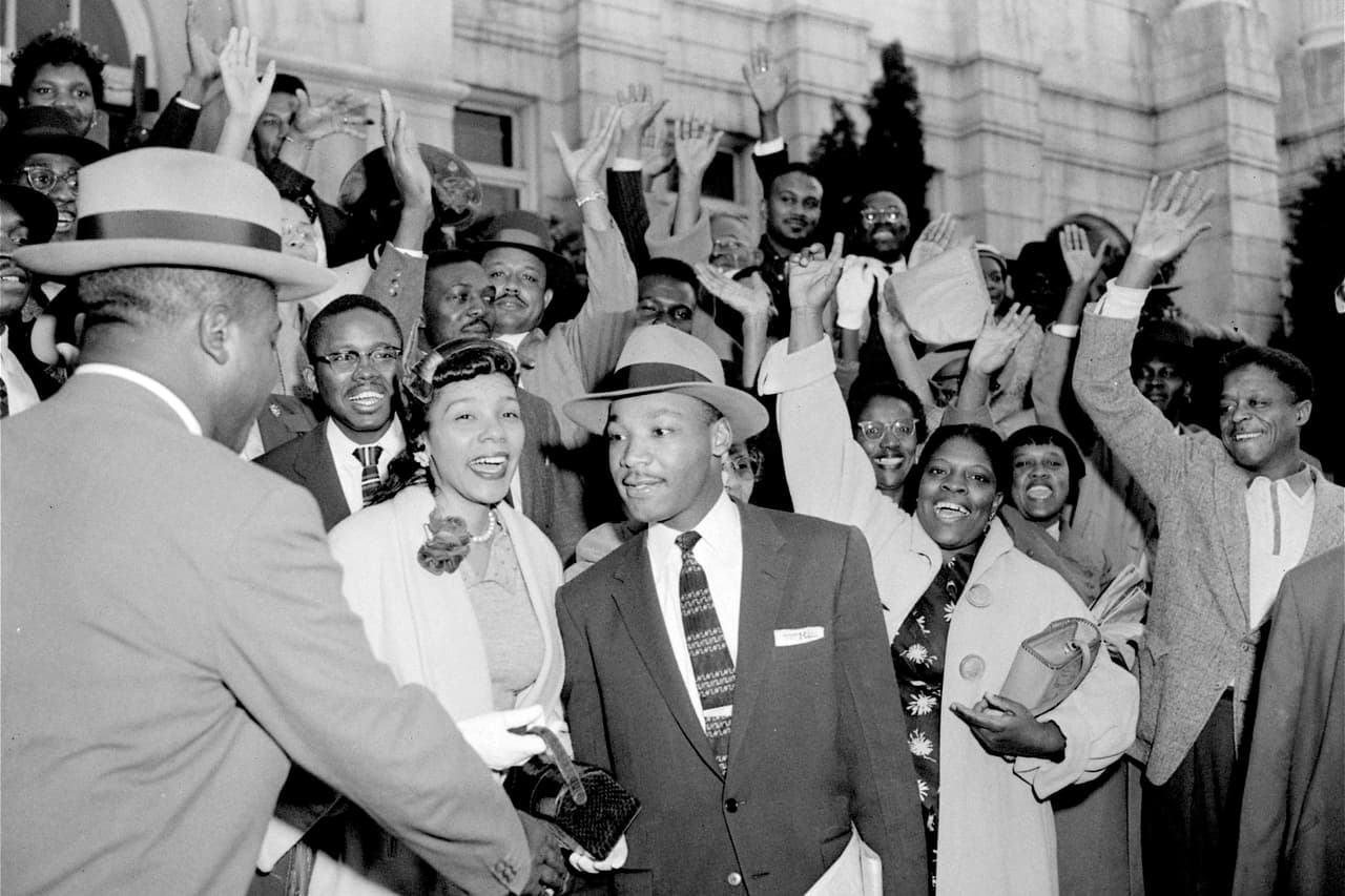<b>Boicot de buses en Montgomery (Alabama, 1955)</b>
<br>
<br>A mediados del siglo XX el sur de Estados Unidos sufría una segregación racial legalizada, aunque la esclavitud había sido abolida casi un siglo antes. A finales de 1955 fue arrestada una mujer negra, Rosa Parks, por negarse a ceder un puesto a un hombre blanco en un autobús.
<br>
<br>King, de 25 años y recién ordenado pastor de la Iglesia Bautista, organizó un boicot a los autobuses apoyado masivamente por la comunidad afroestadounidense de la ciudad.
<br>
<br>Luego de un año de conflictos la Corte Suprema declaró ilegal la segregación en los autobuses, restaurantes, escuelas y otros lugares públicos.
<br>
<br>Martin Luther King Jr nació el 15 de enero de 1929 en Atlanta, Georgia. Desde 1983 se considera el tercer lunes de enero un día feriado federal.
<br>