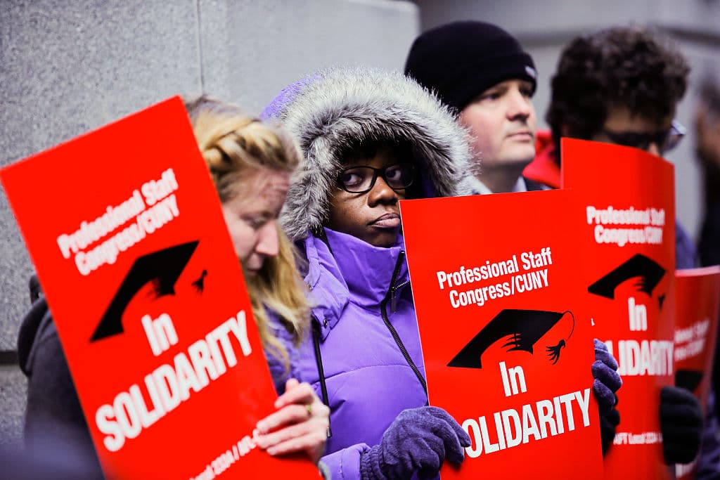 Grupos como el de la Universidad de la Ciudad de Nueva York (CUNY) mostraron su solidaridad a los dreamers aglutinados este martes en Manhattan frente al edificio Trump, el 40 de Wall Street.