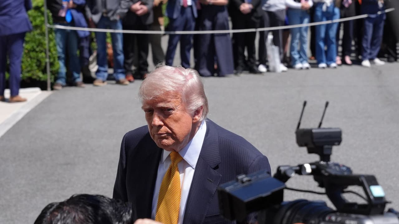 Trump llama "tonta" a periodista al ser cuestionado sobre presupuesto del Salón de Baile