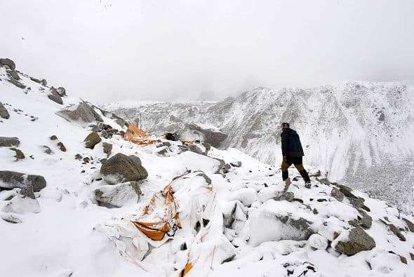 Muchos montañeros son "presa del pánico" ante las noticias que les llegan de que se pueden producir nuevas réplicas.