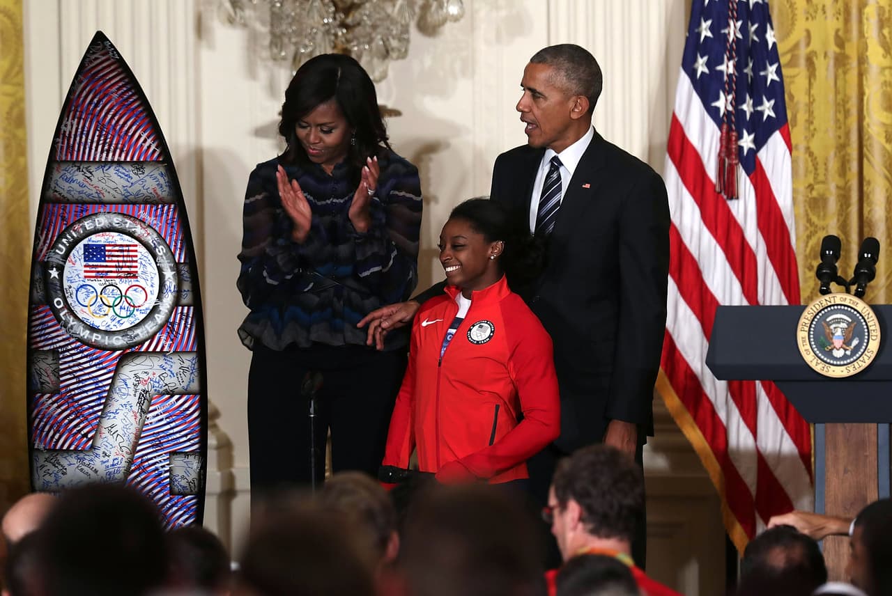 Además de camisetas, el Comité Olímpico de EEUU también le obsequió al presidente detalles como el de la imagen, donde los atletlas olímpicos que participaron en los Juegos Olímpicos de Rio.