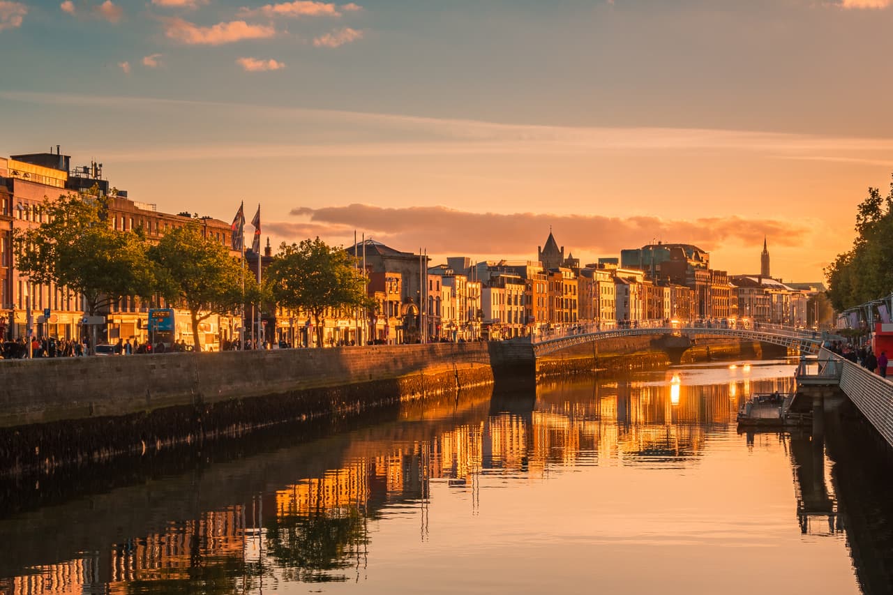 <h3 class="cms-H3-H3">9. Dublín, Irlanda</h3>
<br>
<br>Esta ciudad costera cuenta con 
<b>más de 120 millas de rutas para ciclistas</b> que abarcan calles llenas de cafés, 
<a href="https://www.univision.com/temas/bares">bares </a>y hasta el famoso Guinness Storehouse, antes de aproximarse a los senderos inolvidables de las zonas montañosas. 
<br>