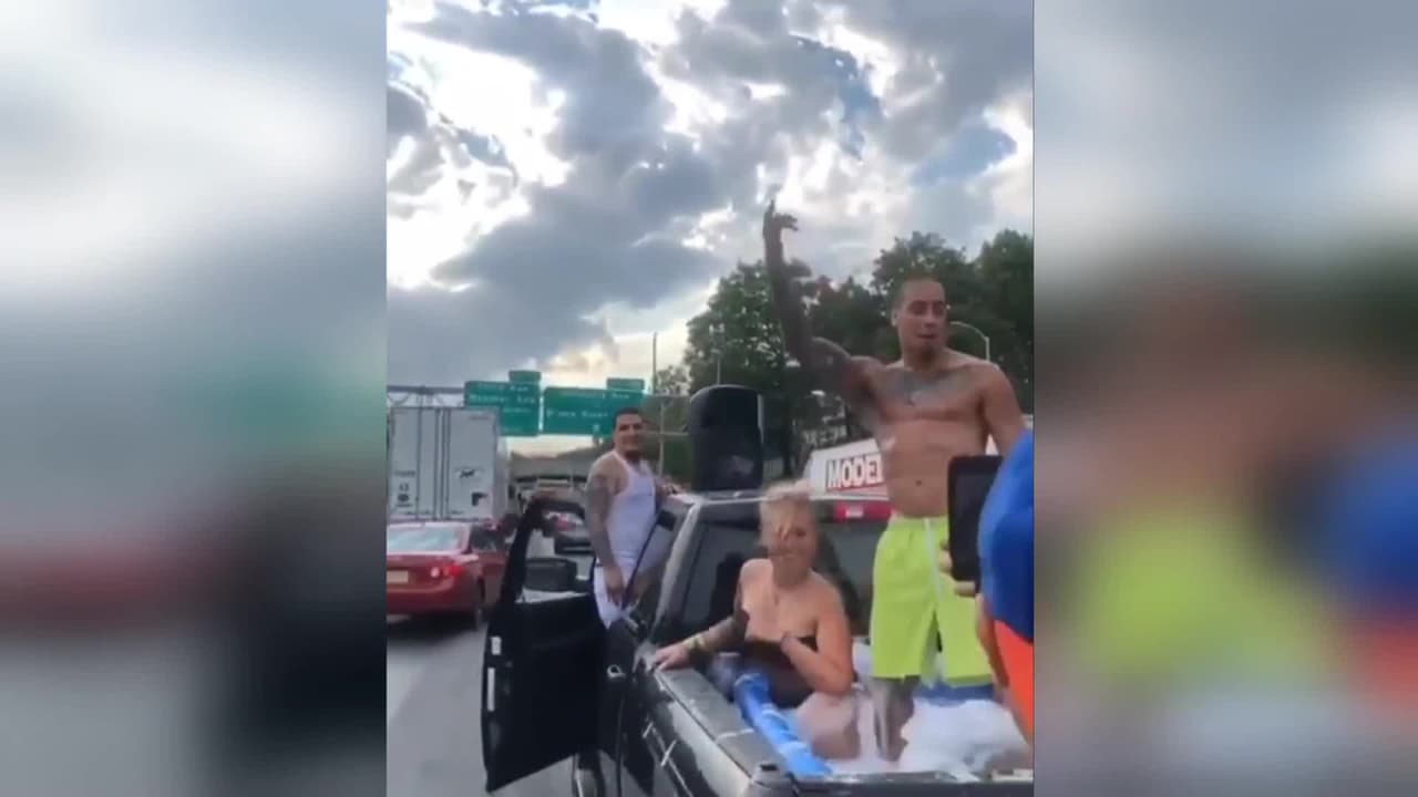 Policía busca a jóvenes que armaron una 'pool party' en autopista del Cross Bronx