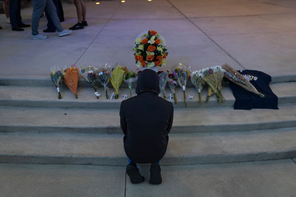 En el parque se creó una especie de altar para las víctimas, al que algunos de los asistentes a la vigilia se acercaban para rogar por la salud de los heridos y también por 
<b>las familias de los fallecidos</b>.