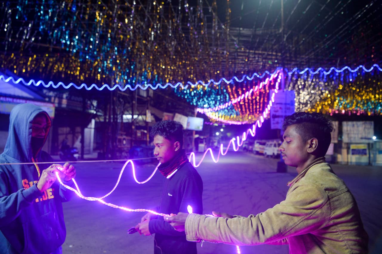 En la ciudad India de Siliguri, trabajadores montaban lucecitas de Navidad en una plaza.