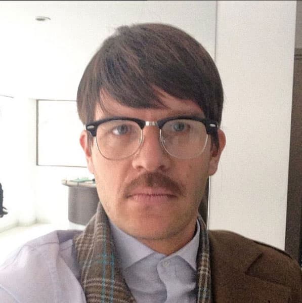 Se considera un hombre tímido que no le gusta ser el centro de atención, sólo si es por su trabajo.