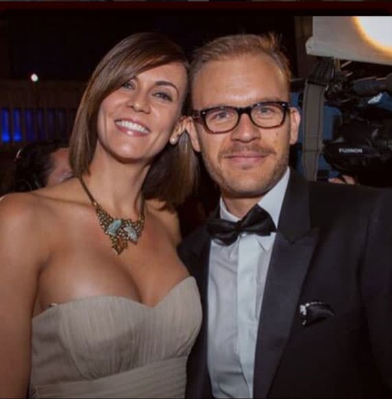 Es hijo único, por lo que tiene una buena relación con sus padres.