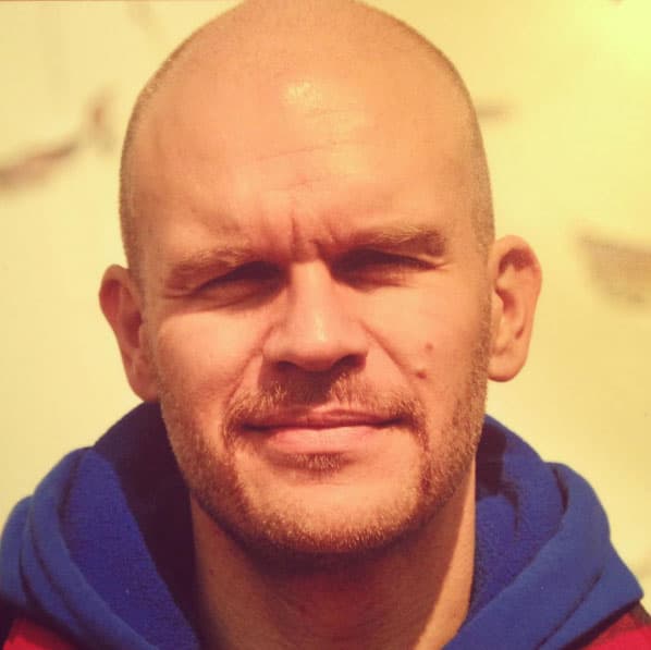 Cuando algo le da pena se pone 'rojo'.