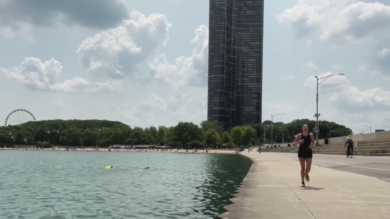 <b>Al menos 5 bicicletas Divvy y un scooter eléctrico están ahora en el fondo del Lago Michigan</b>. Un experto en temas ambientales advierte de las graves consecuencias que esto podría traer al agua potable de Chicago, y le decimos ¿Qué está haciendo la ciudad para sacarlas?