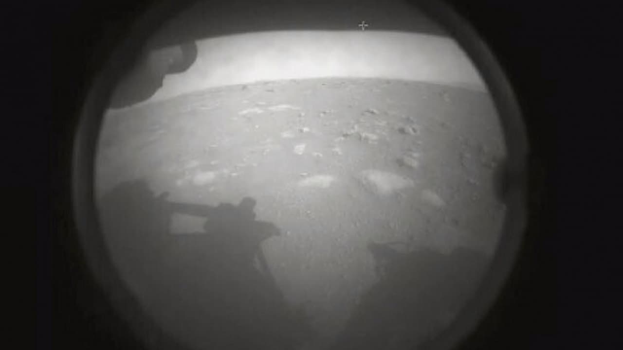 <b>Momento histórico: </b>las primeras imágenes del Perseverance aterrizando en Marte. La sonda robótica Perseverance, que transporta el vehículo de exploración extraterrestre más grande y caro jamás construido, aterrizó con éxito en la superficie de Marte. El aparato se posó en un lugar conocido como Jezero, un cráter de alrededor de 28 millas de diámetro ubicado en el hemisferio norte del planeta.