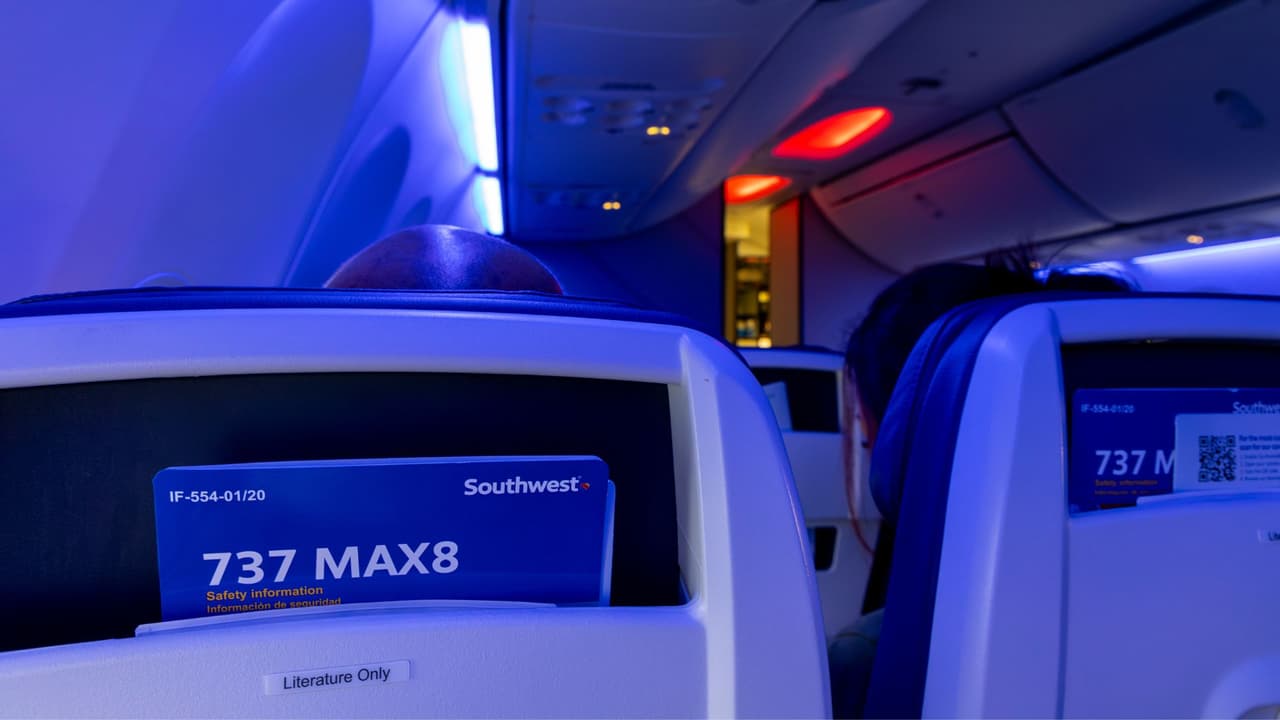 <b>💺 Cuatro tipos de tarifas </b>
<br>Southwest introducirá nuevas categorías: 
<b>Basic, Choice, Choice Preferred y Choice Extra</b>. Las más costosas te permitirán elegir los mejores asientos, embarcar antes y tener más espacio. 
<br>
<b>🚪 Abordaje por grupos numerados </b>
<br>Se acabaron los clásicos A, B y C. Ahora 
<b>se abordará en grupos del 1 al 8, según tu tarifa y beneficios</b>. Esto, en teoría, reducirá la ansiedad del abordaje y las carreras por la fila de salida.