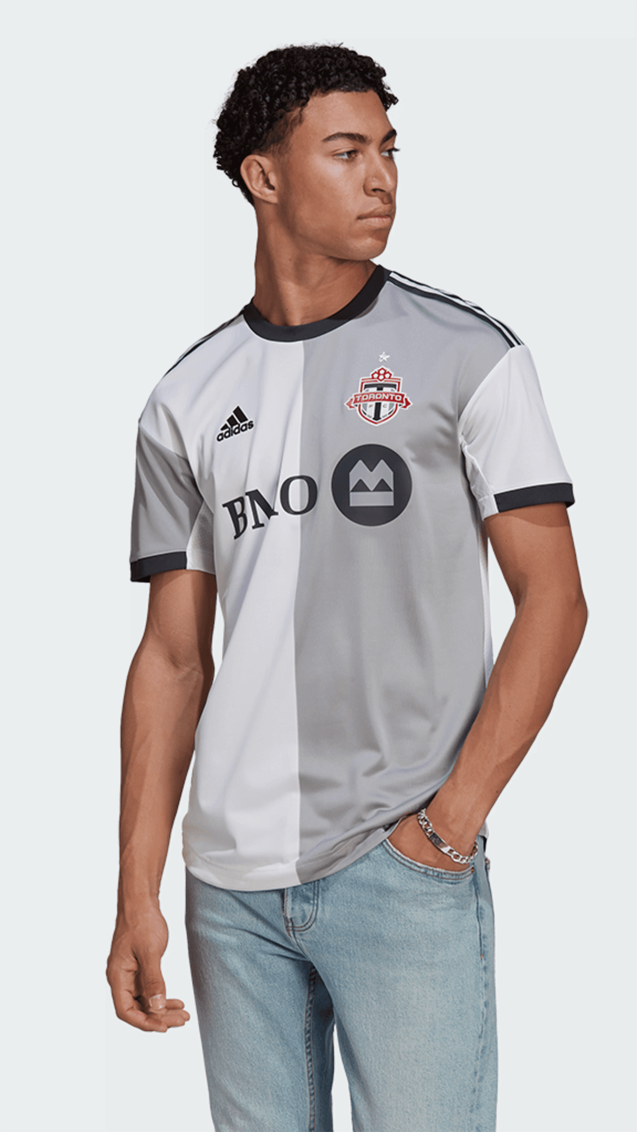 Los tonos blanco y plateado de la camiseta pretenden unificar a la ciudad y a la comunidad. La diversidad cultural de la ciudad canadiense se congregará otra vez este año en el BMO Field.
<br>
