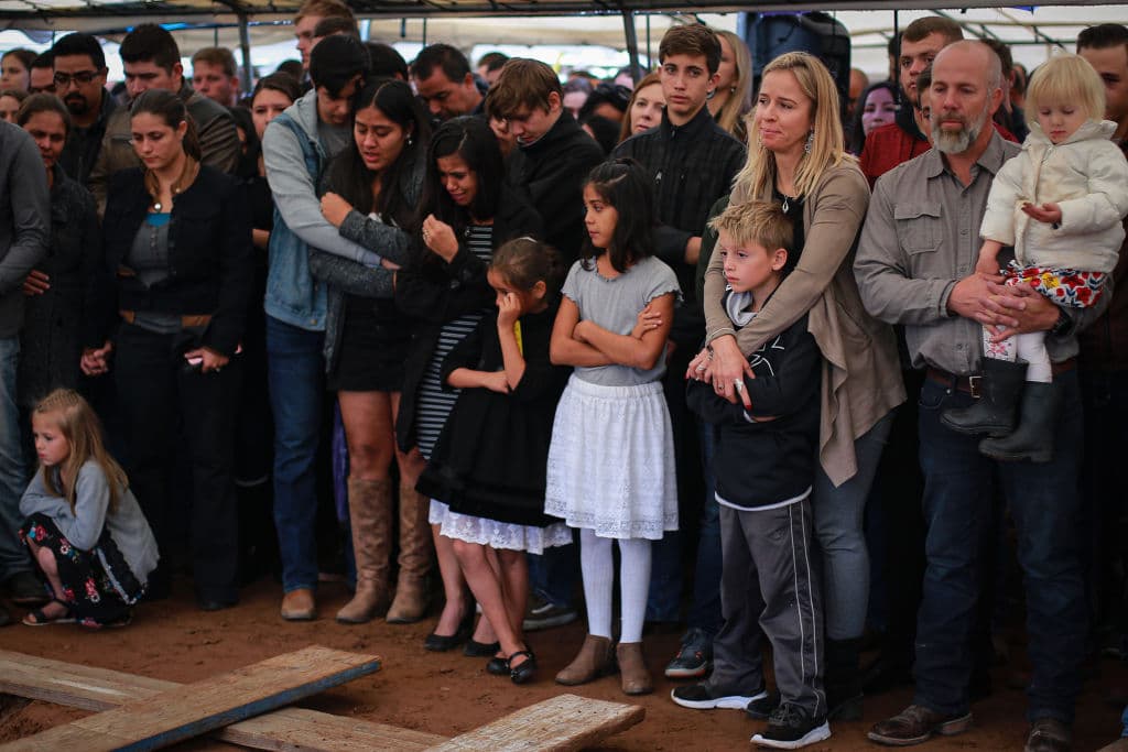 Familiares de Rhonita Maria Miller despiden a la mujer y a sus cuatro hijos.