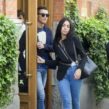 "Estoy destrozada por la pérdida de mi padre. Es el momento más duro que me ha tocado vivir. La relación con mi padre era muy buena. A mi hermana y a mí nos llamaba mis reinas y yo era su chiquitita. Éramos lo que más quería en la vida. Mi padre pudo cometer errores, como todos los cometemos. Pero aprendimos de ellos", dijo en la entrevista.