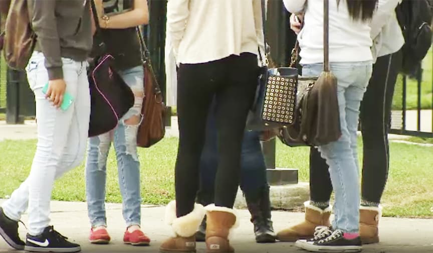 Decir o es escribir: “hay una bomba en algún lugar del campus”, es un delito.