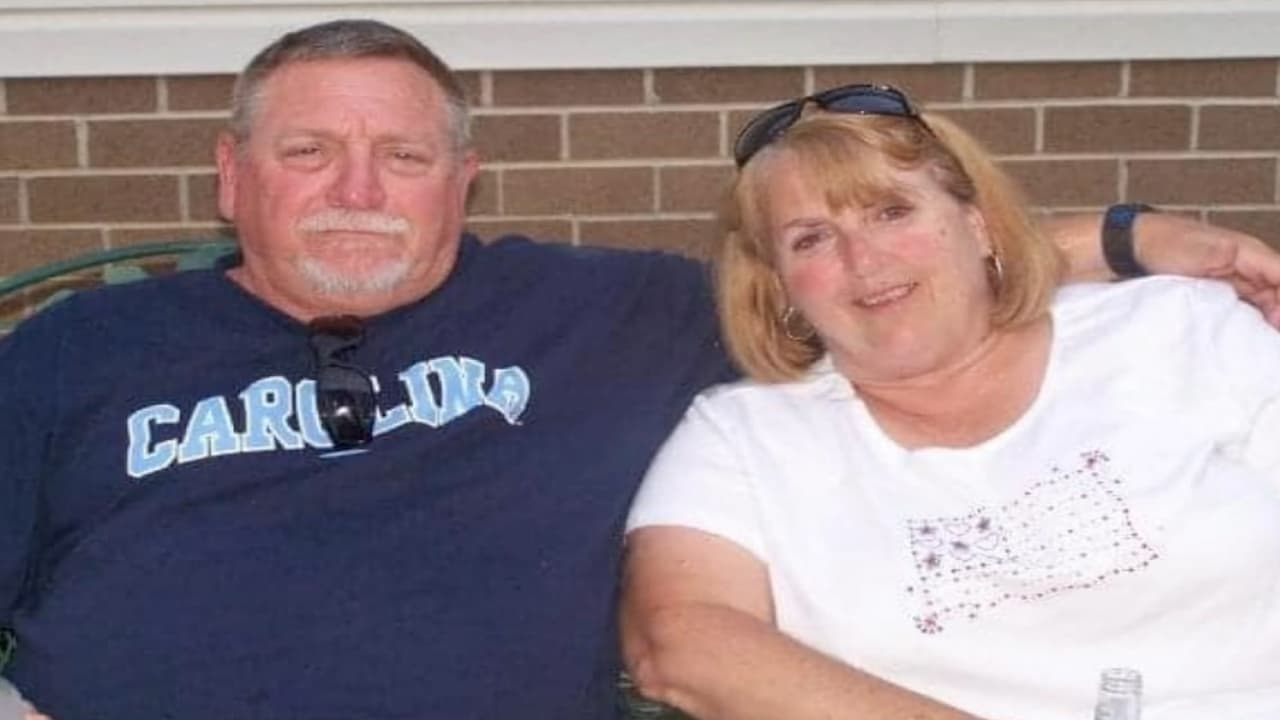 Tomados de las manos, pareja de esposos muere por coronavirus el mismo día en Carolina del Norte 