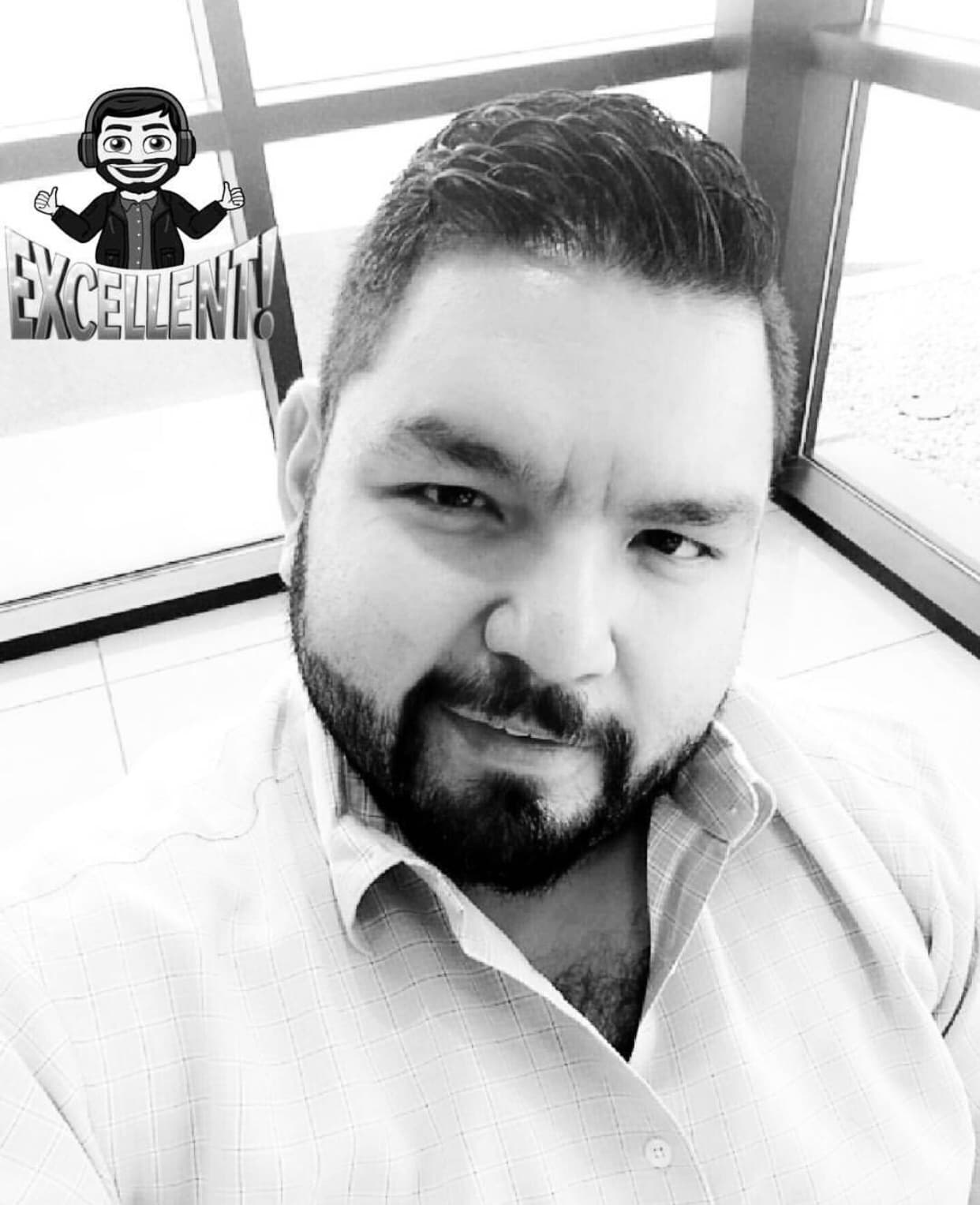 Una selfie en blanco y negro.