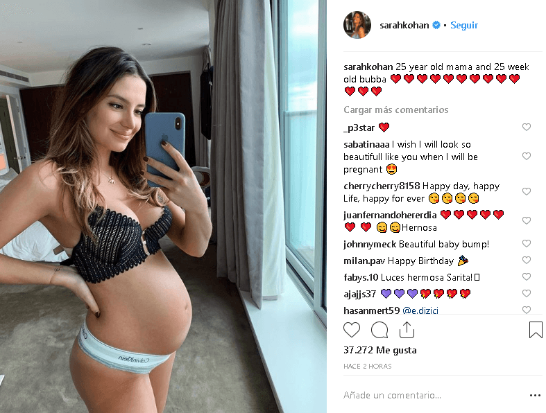 La futura mamá publicó esta imagen y el mensaje: "25 años mamá y 25 semanas bebé", celebrando, por partida doble, la vida.