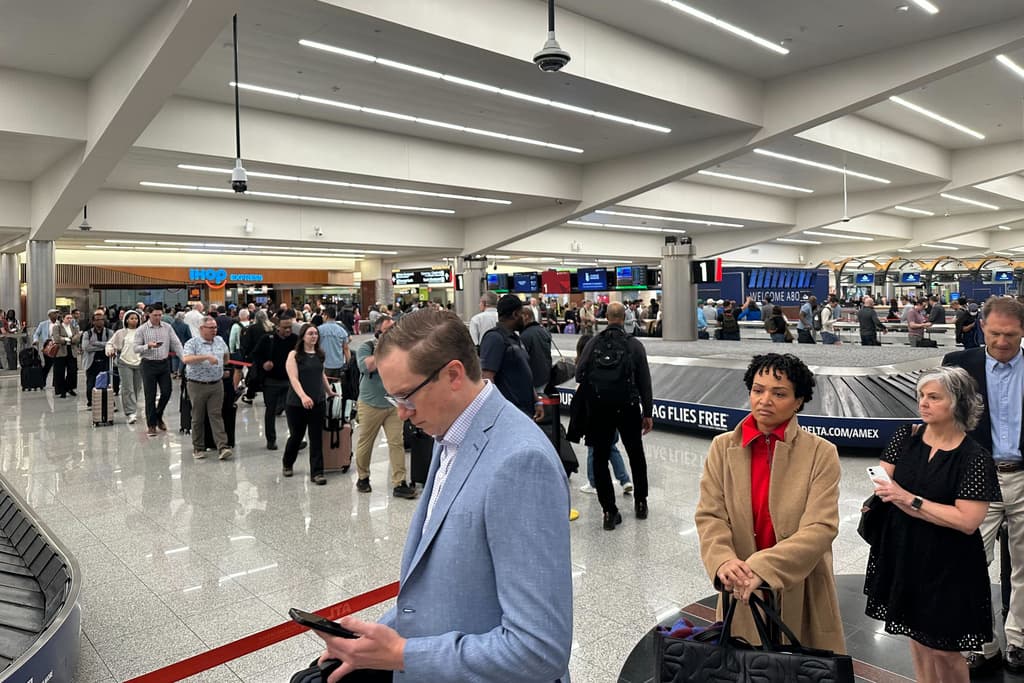 En esta zona, 
<b>normalmente solo se ve a personas esperando su equipaje después de un vuelo nacional y a personas esperando a familiares. </b>Sin embargo, en esta ocasión, 
<b>está rodeada de filas de personas esperando a pasar el filtro de seguridad. </b>
<br>
<br>La situación se ha salido de control a tal grado que 
<b>el aeropuerto de Atlanta dejó de publicar aproximados en los tiempos de espera y pidió a todos los viajeros</b>, ya sea de vuelos nacionales o internacionales, 
<b>que llegaran al menos 4 horas antes de su vuelo. </b>