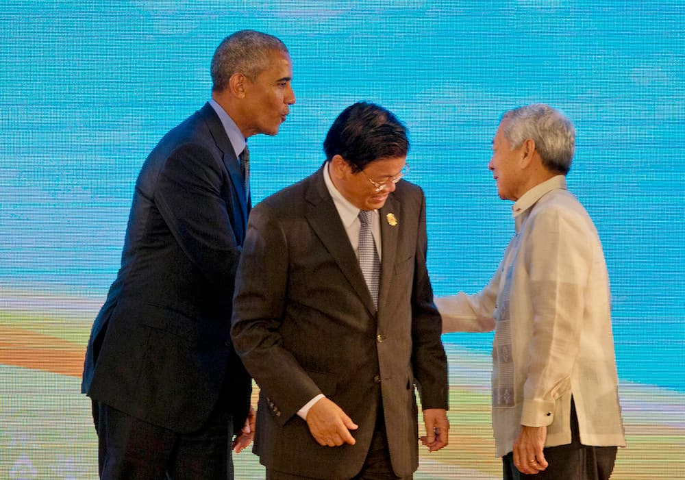 El presidente Barack Obama estrecha la mano del canciller filipino, Perfecto Yasay, luego de la foto de grupo de la ASEAN