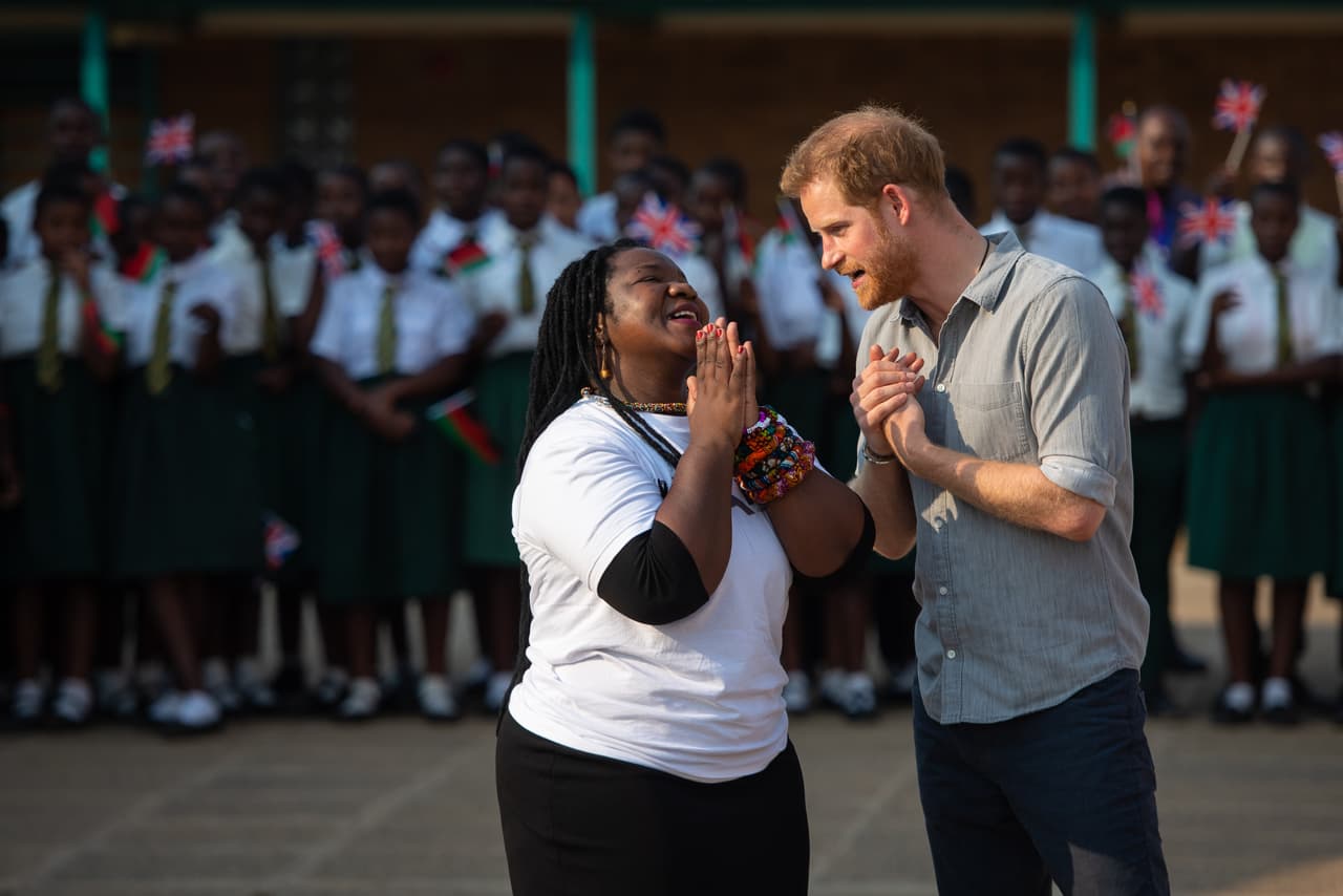 Antes de partir, el príncipe Harry le dio las gracias a Angeline Murimirwa, directora ejecutiva de CAMFED en África, por permitirle conocer el proyecto y ayudarle con la tecnología para que Meghan Markle pudiera formar parte del evento.