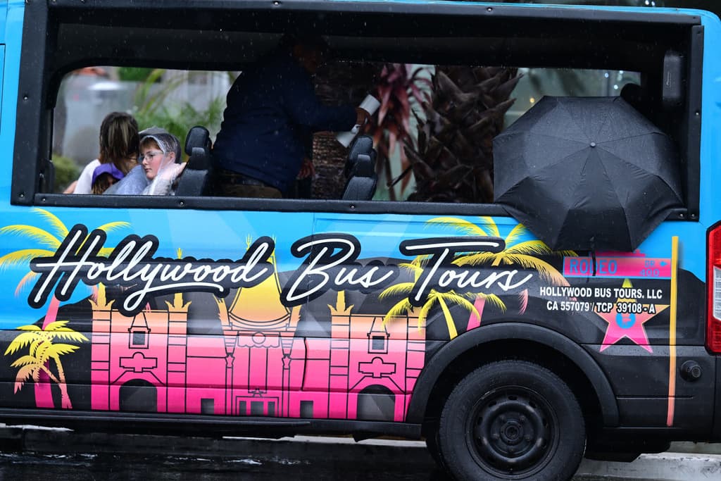 <b><a href="https://www.univision.com/local/los-angeles-kmex/tormenta-invernal-amenaza-al-sur-de-california-que-debe-tener-tu-kit-de-emergencia-video" target="_blank">La lluvia</a></b> incluso complicó los 
<b>recorridos que se ofrecen a turistas en Los Ángeles </b>por lugares icónicos de la industria del cine o por las mansiones que pertenecen a algunos famosos.