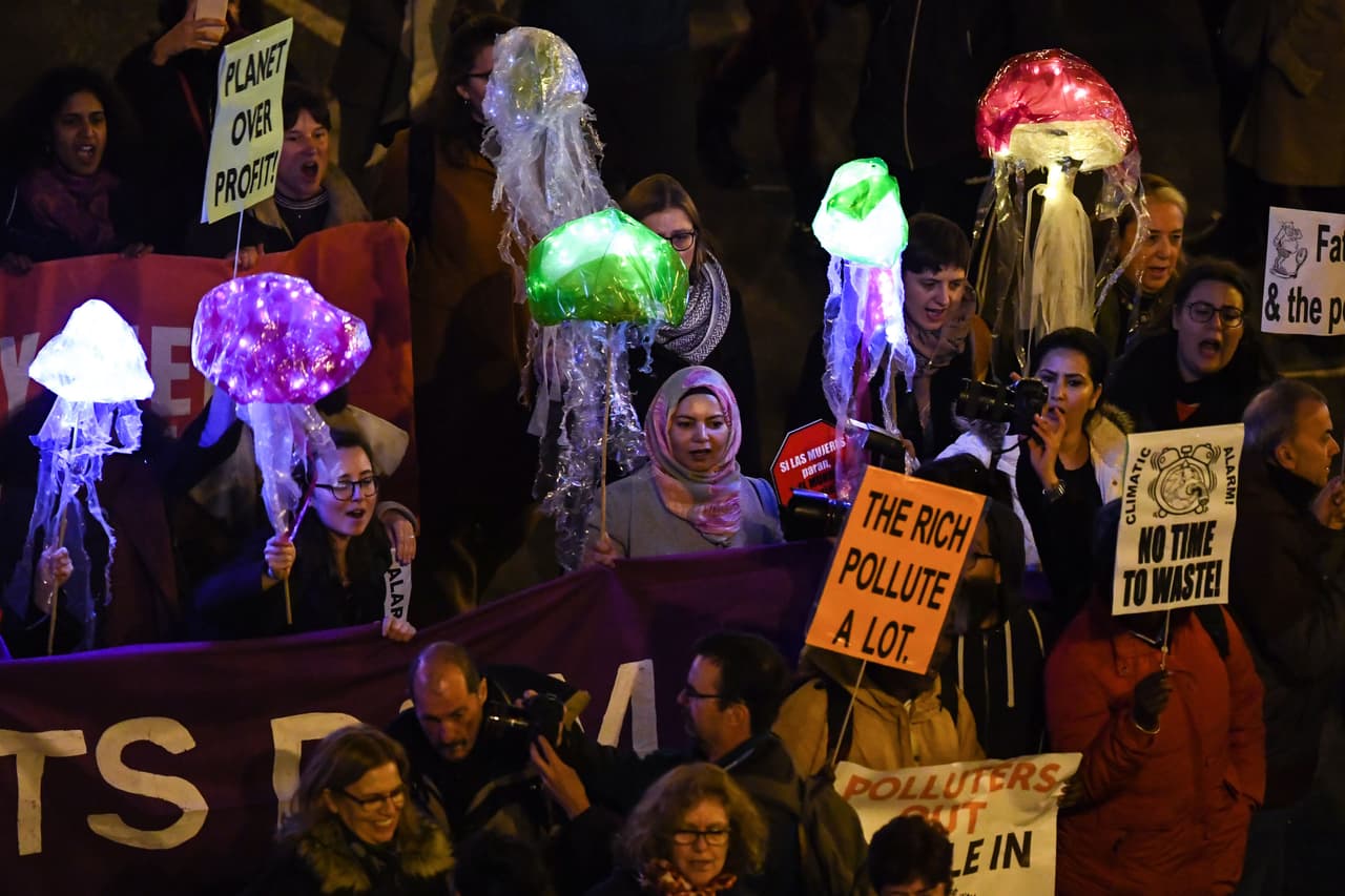 “Los ricos contaminan bastante” y “el planeta sobre las ganancias” dos de las consignas de la protesta en la capital española. En el 
<a href="https://www.ipcc.ch/site/assets/uploads/2019/09/srocc_p51-pressrelease_es.pdf">más reciente informe</a> del 
<a href="https://www.ipcc.ch/">Grupo Intergubernamental de Expertos sobre el Cambio Climático</a> los expertos advierten de las graves consecuencias que tendrá para la humanidad que no se hagan reformas radicales para afrontar el problema.
