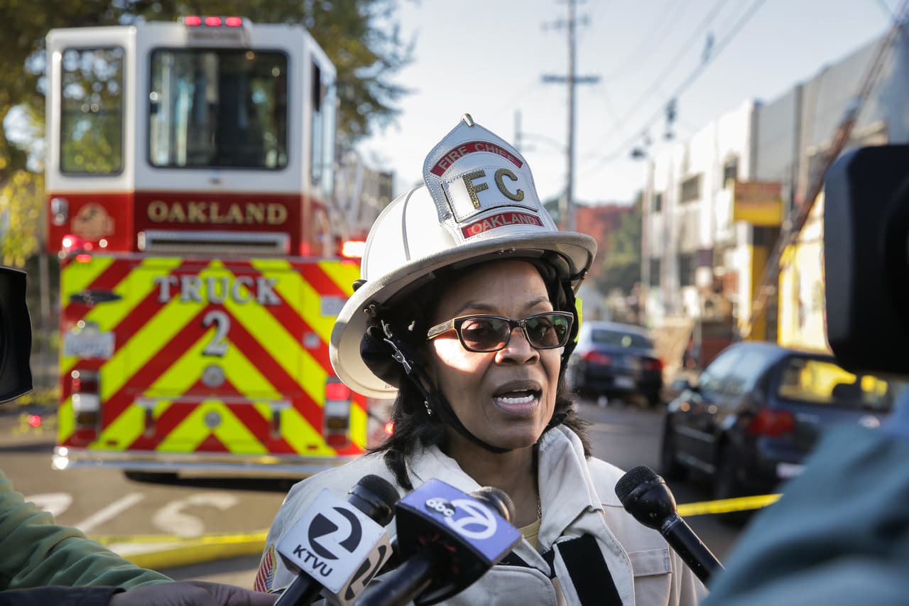 La Jefa de Bomberos de Oakland, Teresa Deloach Reed habla a la prensa.